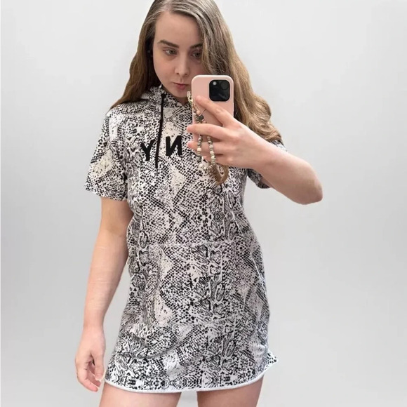 DKNY Snakeskin Print Hoodie Mini Dress Short Sleeves Athleisure Loungewear Small - Picture 1 of 7